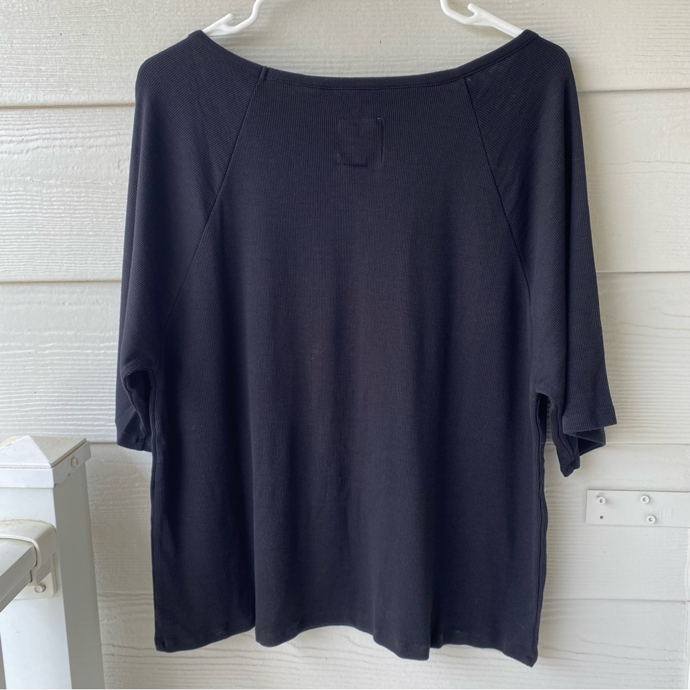 CHASER Black Ribbed Knit Short Sleeved Scoop Neck Tee - Picture 3 of 6